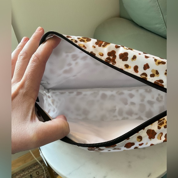 👛Scout 3 Way Toiletry Bag in Faux Paws Print - Picture 5 of 9